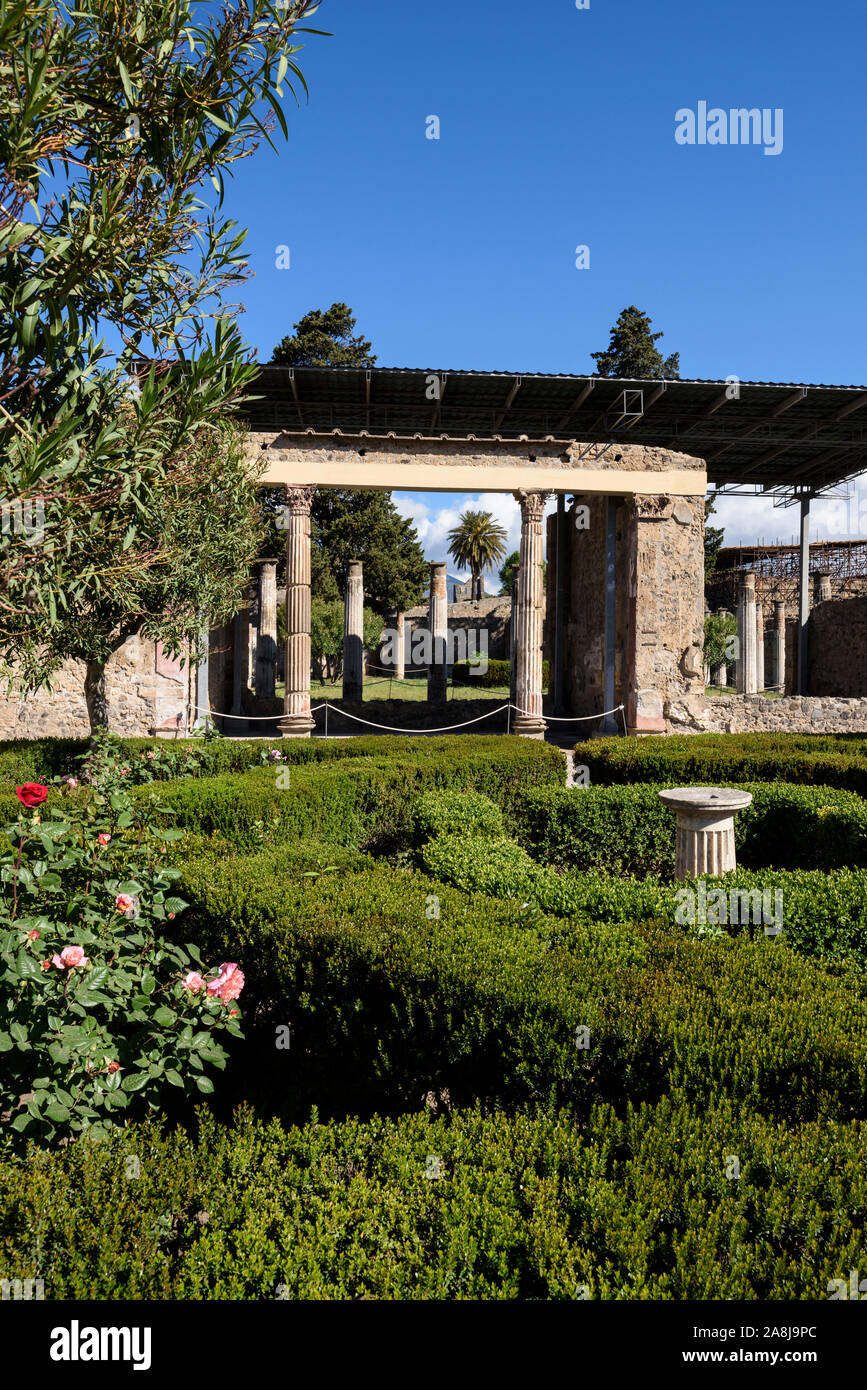 Pompéi. L'Italie. Site archéologique de Pompéi. Casa del Fauno / Maison du Faune. Le péristyle transverse avec colonnes ioniques et géométriquement desig Banque D'Images