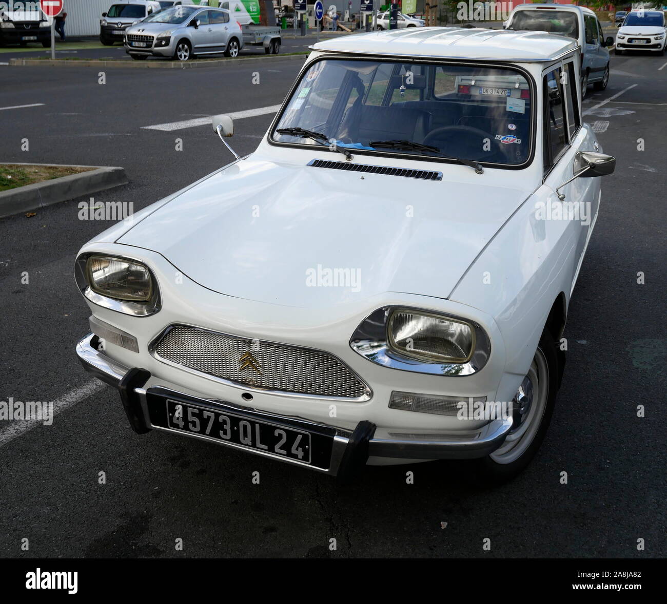 AJAXNETPHOTO. 2019. Périgueux, FRANCE. - RARE CLASSIC - une Citroën Ami 6 BREAK (estate) MODÈLE stationné à l'EXTÉRIEUR DE LA VILLE DANS UN PARC DE VENTE AU DÉTAIL. La Citroën Ami A ÉTÉ FABRIQUÉ EN BERLINE ET BREAK DE 1961 À 1978.Photo:JONATHAN EASTLAND/AJAX REF:190110 GX8  715 Banque D'Images