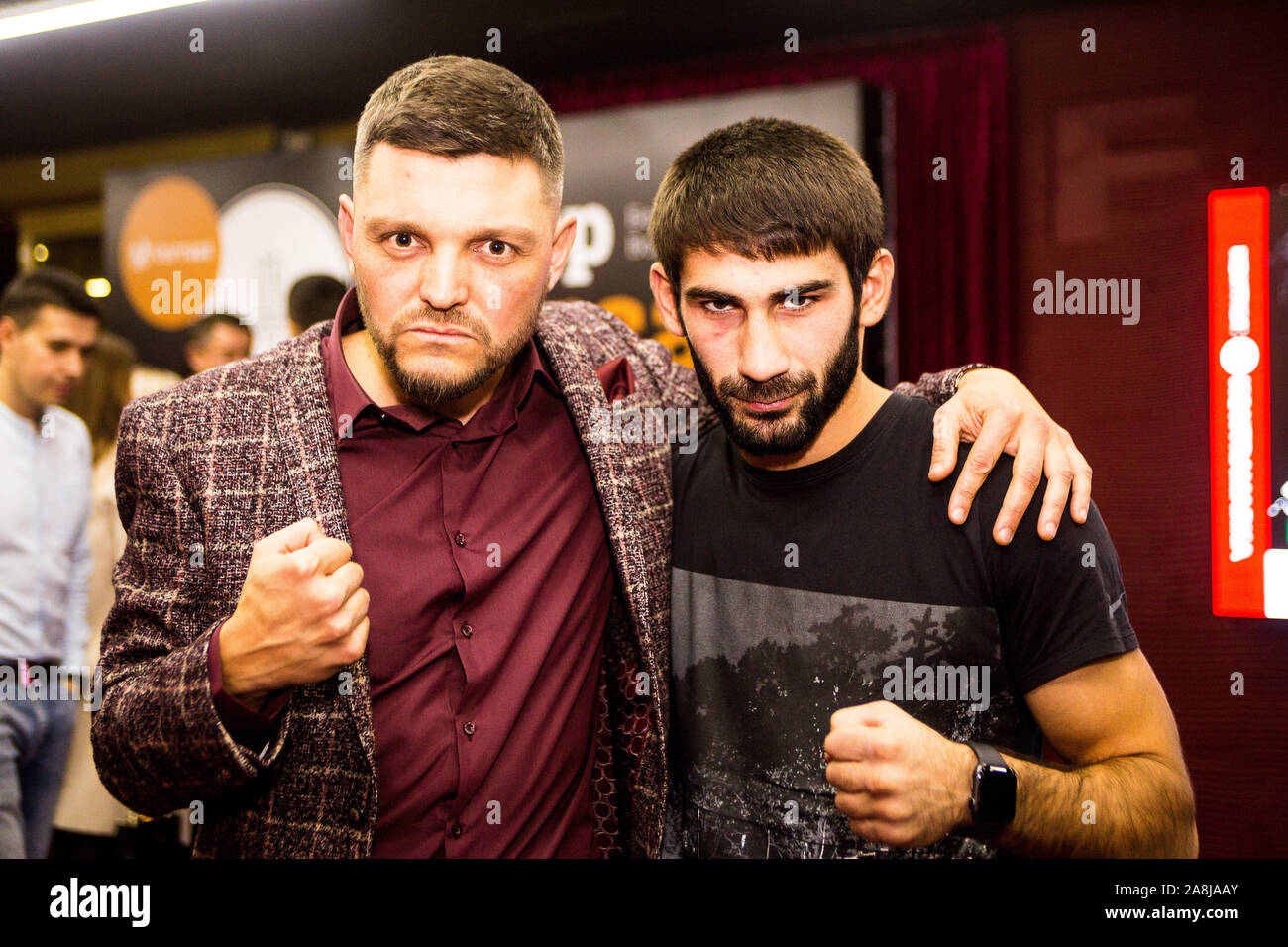 Deux amis anneau professionnel l'animateur et le boxeur hug et blague en cols blancs amature ring card 1 Nov 2019 à Kiev Freedom Hall après les combats. Banque D'Images