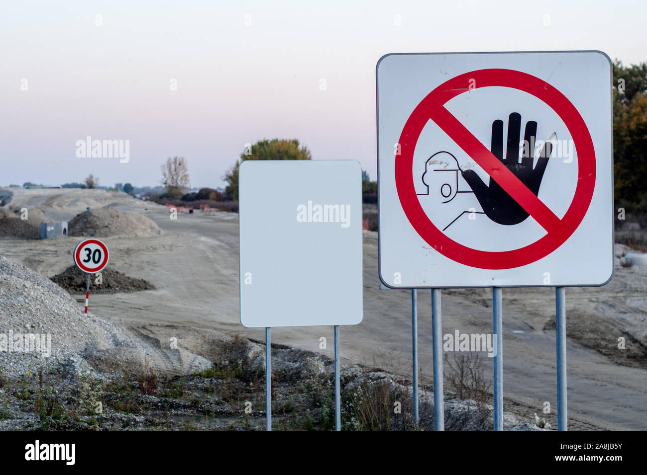 Look at construction site tandis que la construction d'une autoroute en Slovaquie, D4R7 contourner de Bratislava, capitale de l'Europe avec des signes d'avertissement Banque D'Images