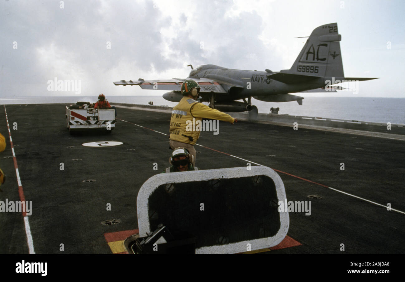 Us Navy / United States Navy Flugzeugträger Kitty-Hawk-Klasse / Porte-Avions Kitty-Hawk-Class - Uss John F. Kennedy Cv-67 - Terrasse De Vol - Grumman A-6 E Intruder Décollage / Lancement Banque D'Images