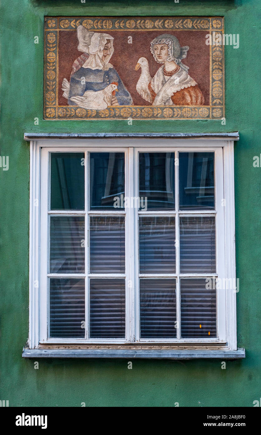 Fenêtre avec des décorations sur le mur de l'immeuble ancien rénové dans la vieille ville de Gdansk, Pologne Banque D'Images