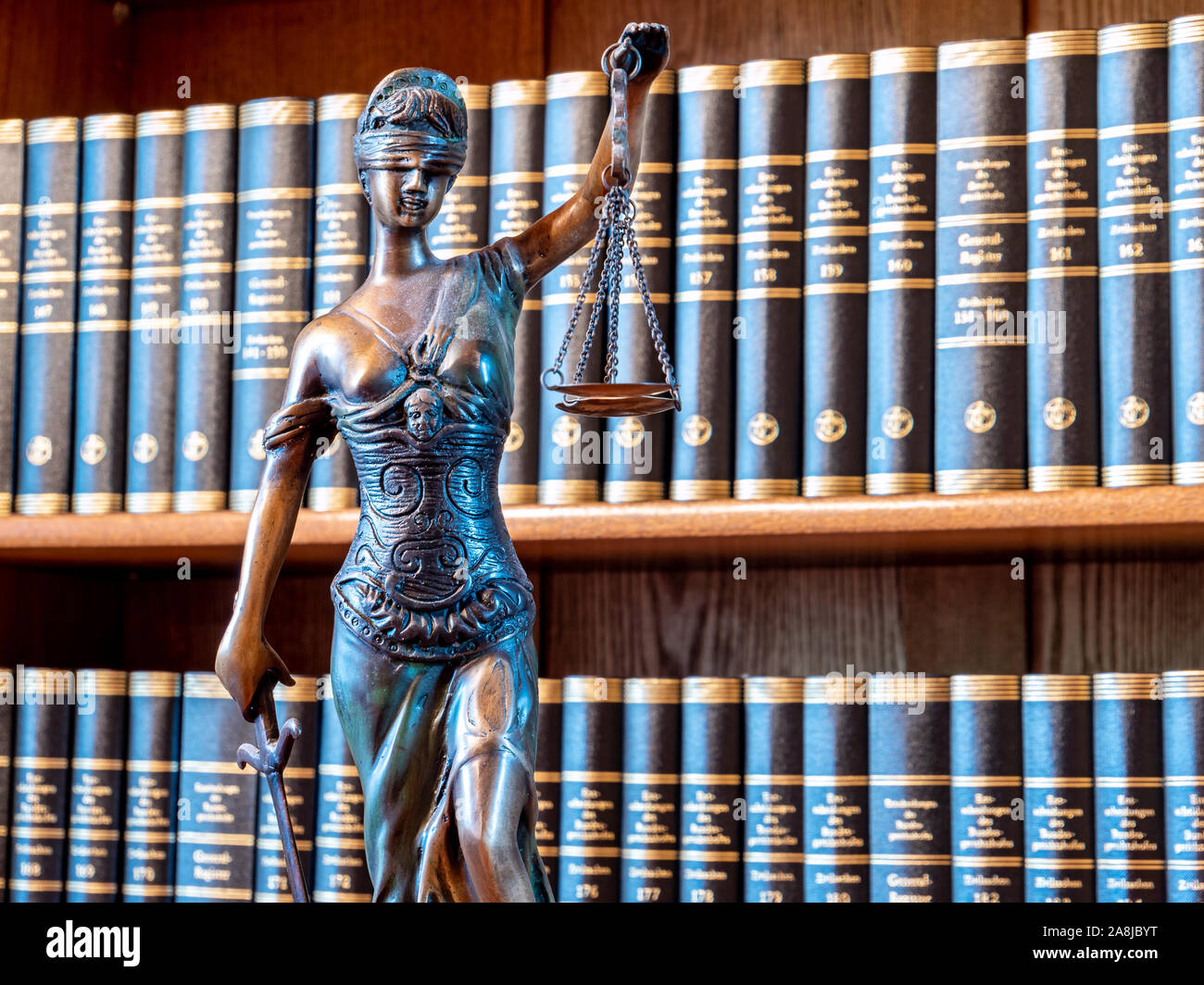 Loi figure la justice statue en bureau de l'avocat avec étagère Banque D'Images