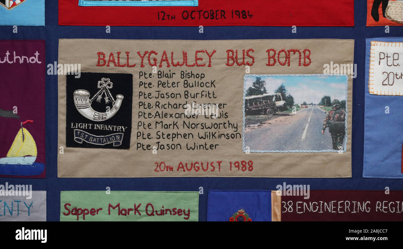 Un segment de la courtepointe 1988 bus IRA en bombe Ballygally, lors d'une réunion organisée par la Fondation du sud-est (Fermanagh SEFF) groupe de défense des victimes à l'hôtel à Silverbirch Omagh. Banque D'Images