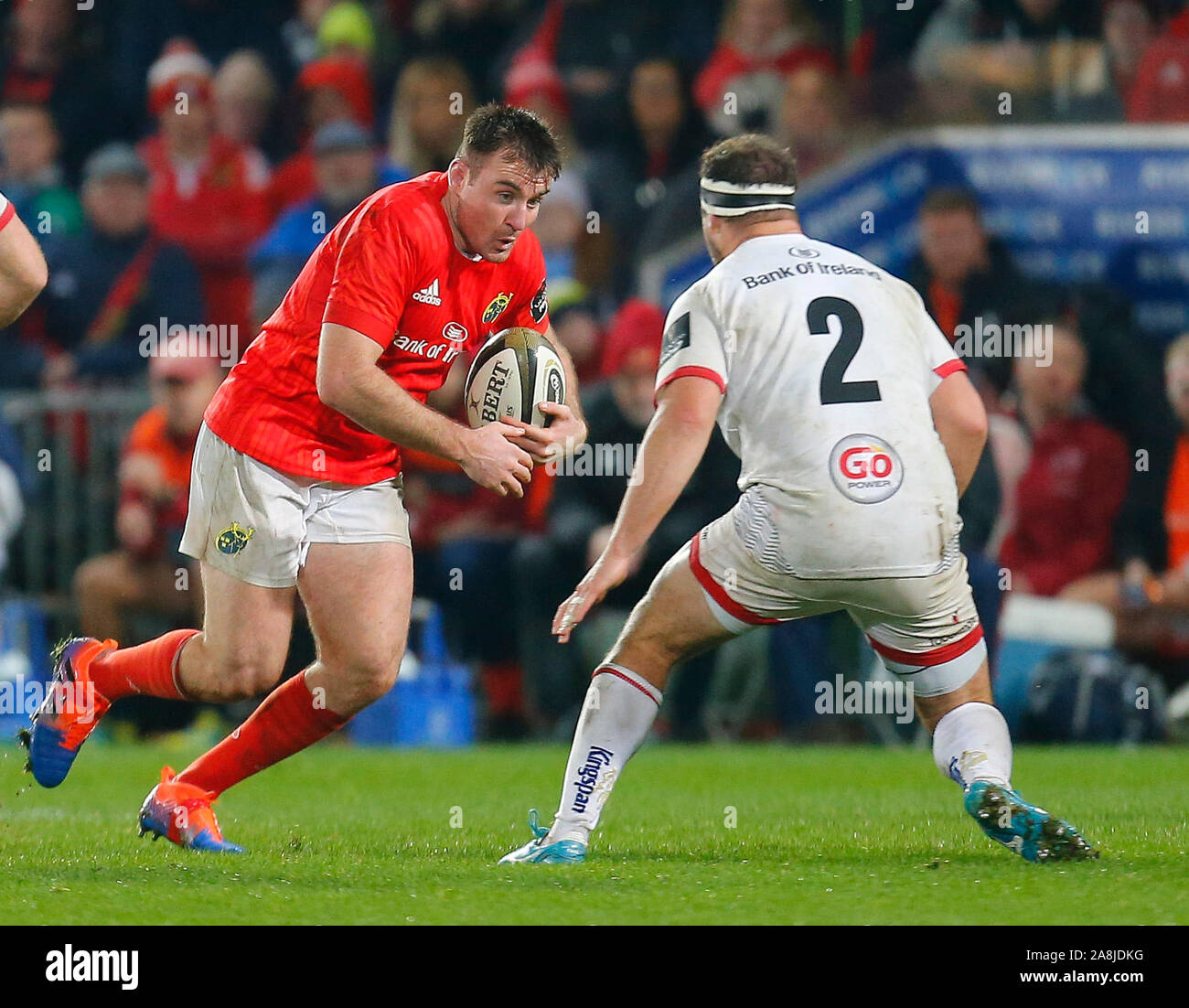 Thomond Park, Limerick, Irlande, Munster. 9 novembre 2019 ; Thomond Park, Limerick, Munster, Irlande ; Pro 14 Guinness Rugby, Munster et Ulster ; Niall Scannell de Munster prend Rob Herring (c) de l'Ulster - usage éditorial Banque D'Images