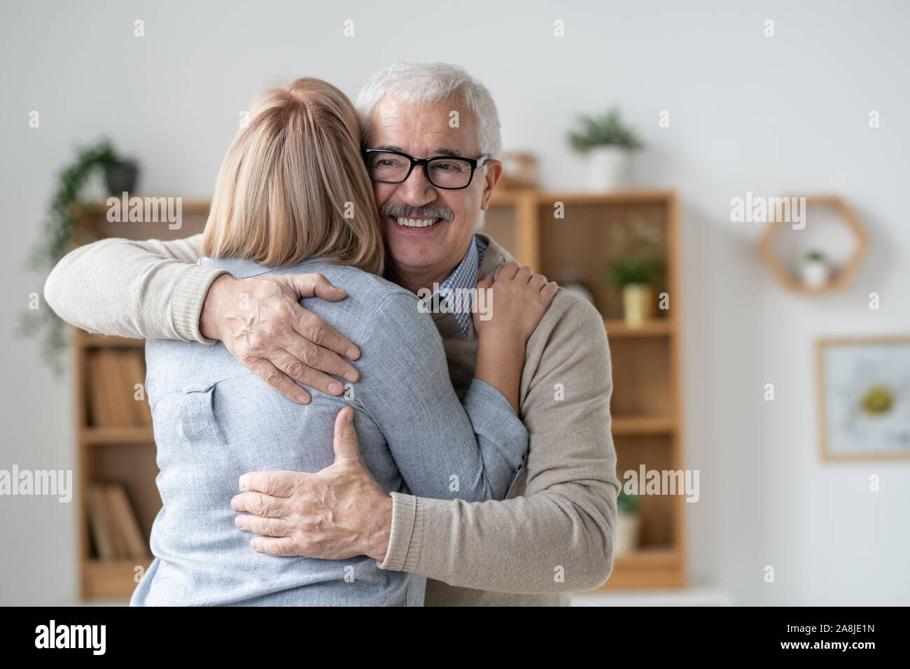 Heureux et romantic man giving hug à sa jeune fille blonde Banque D'Images