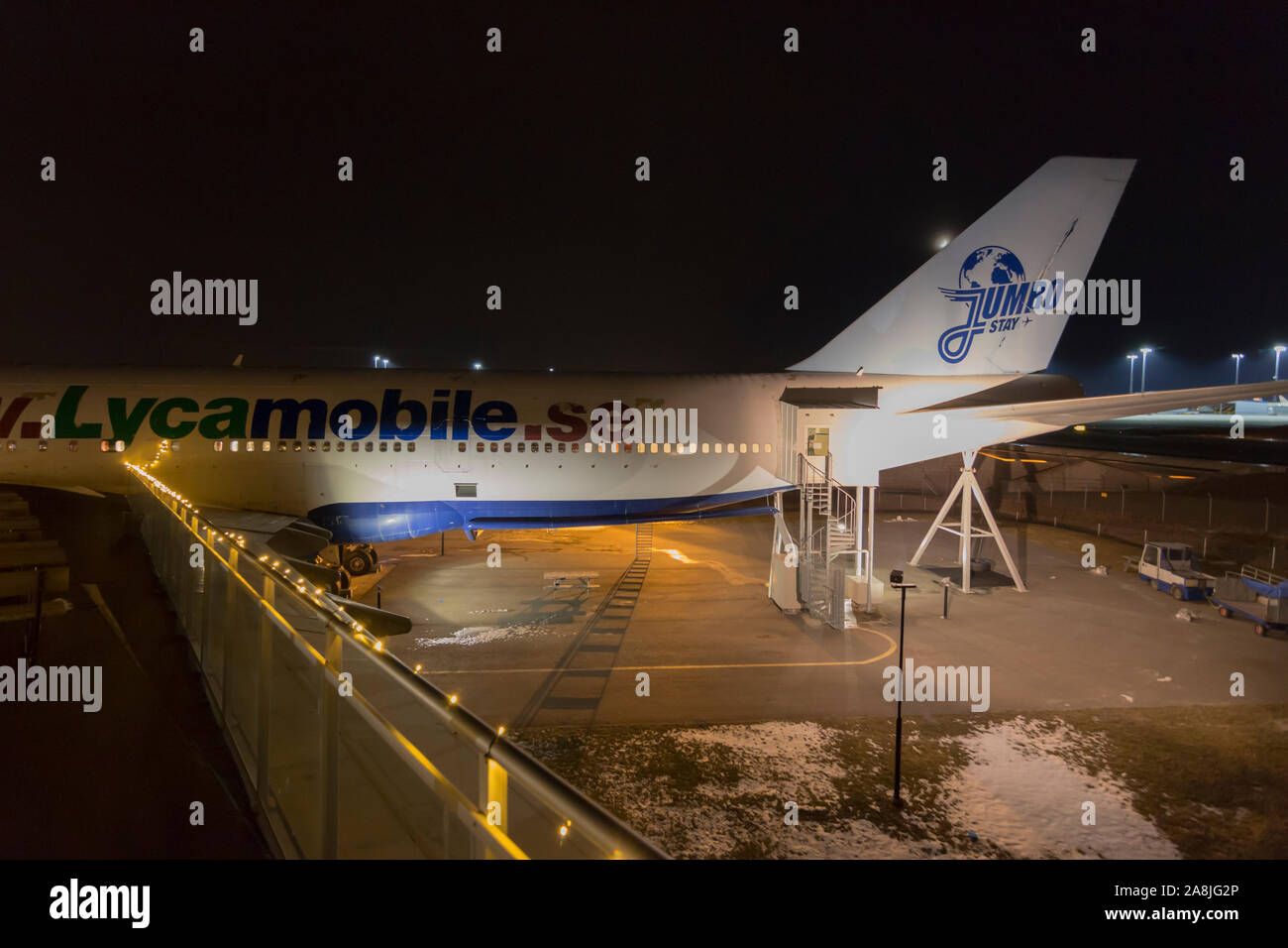 Boeing 747 transformé en hôtel, le Jumbo stay, de nuit prises à partir de la fin de l'aile, l'aéroport de Stockholm, Suède 2019 Banque D'Images