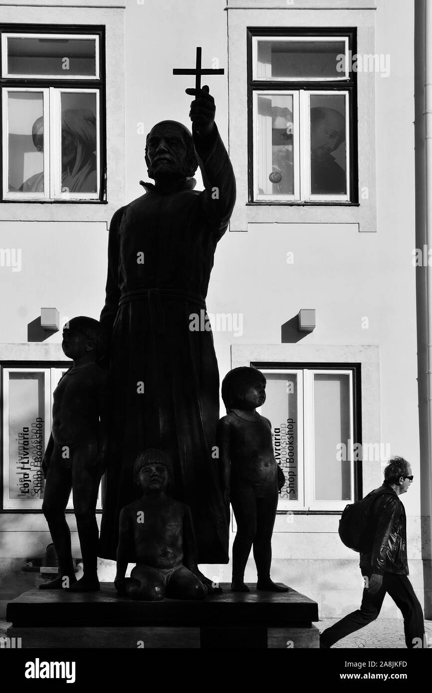 Lisbonne la Sainte Maison de la miséricorde - Santa Casa da Misericordia de Lisboa, un organisme de bienfaisance. Statue d'un prêtre de la manipulation d'un croix. Banque D'Images