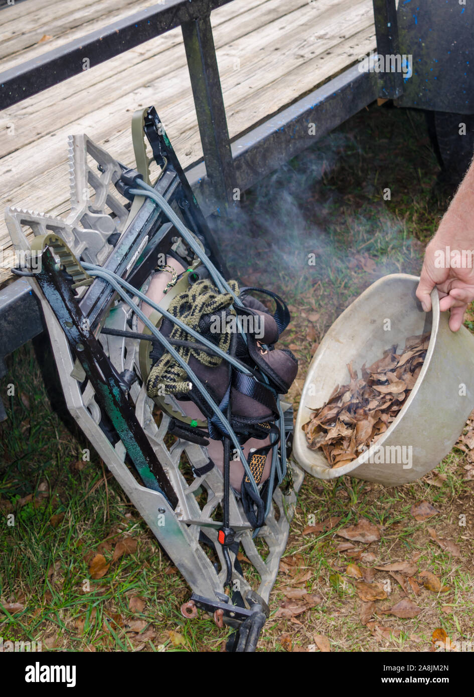 Hunter's pied de l'arbre être fumés à couvrir et masquer l'odeur humaine. Préparation à la chasse en couvrant l'odeur et d'un remplacement par un parfum de fumée organique. Banque D'Images