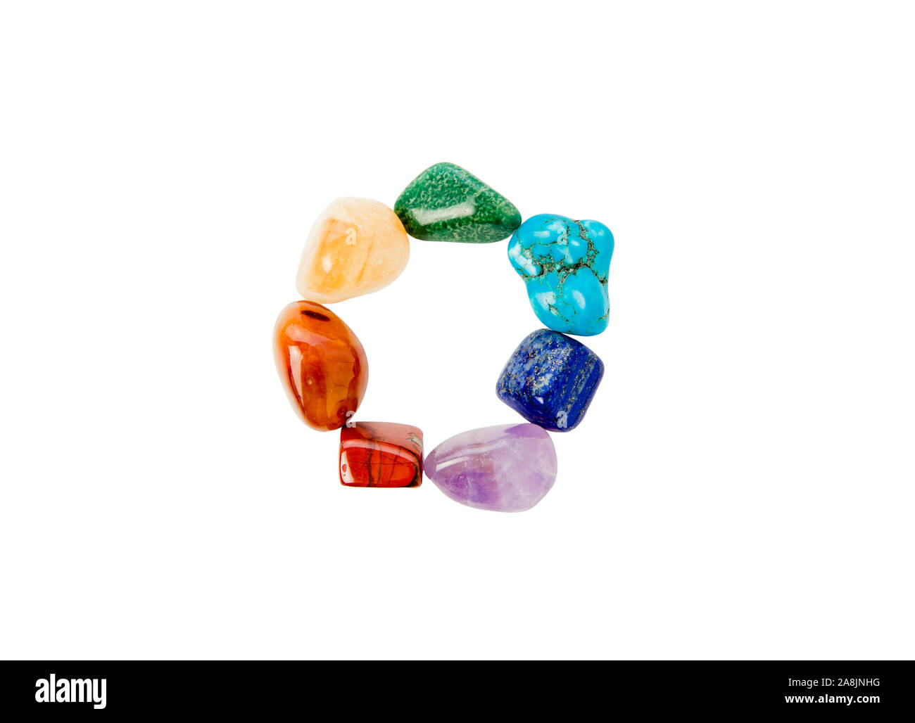 Les sept couleurs chakra alignés en pierre semi-précieuses bijoux crystal bracelet. Isolé sur blanc. Banque D'Images