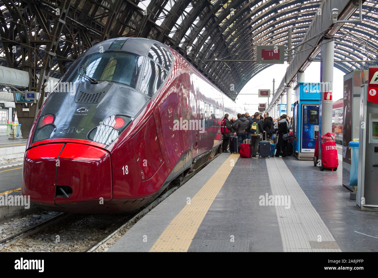 "Frecciarossa", un train à grande vitesse italien, à la gare centrale de Milan, un important noeud ferroviaire du nord de l'Italie. Banque D'Images