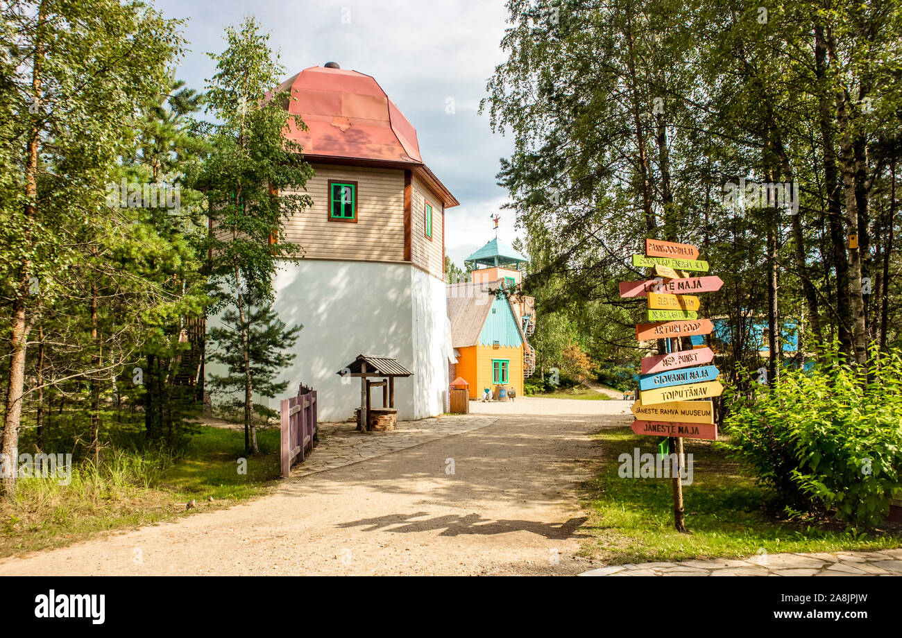 Reiu küla, Pärnumaa/Estonie-23JUL2019: Parc à thème pour enfants appelé Lottemaa (village de Lotte) avec des maisons en bois colorées en forêt, construit par Lotte car Banque D'Images