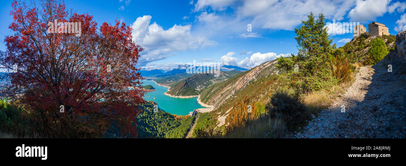 Vue panoramique sur le château de Samitier et le réservoir El Mediano.Huesca, Espagne. Banque D'Images