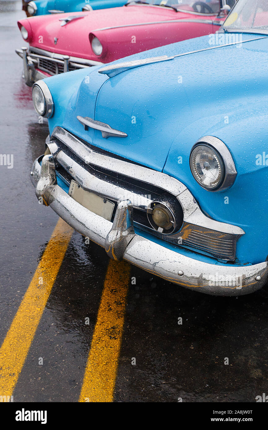 Almendrones couleur garée dans la rue sous la pluie , La Havane - Cuba Banque D'Images