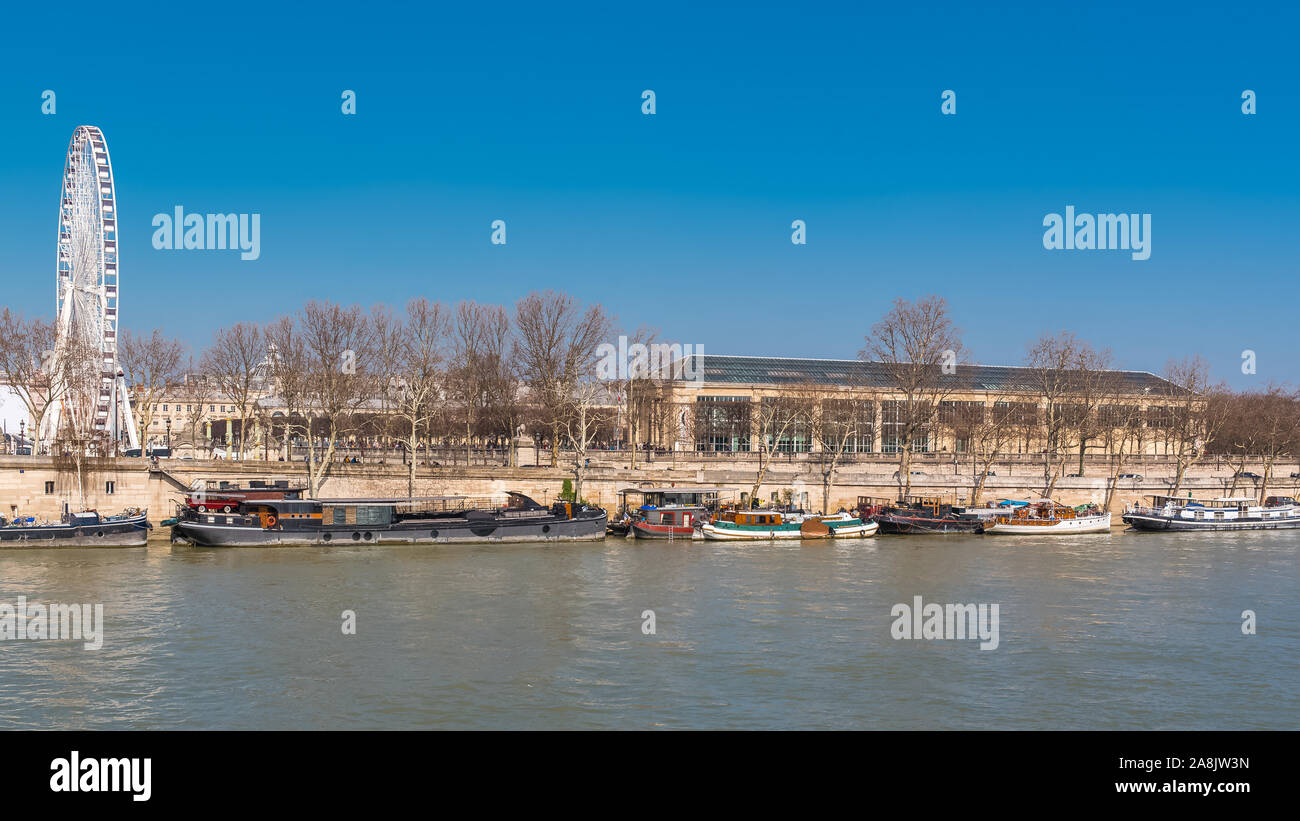 Paris, panorama sur la Seine, le jardin des Tuileries et la grande roue, quai des Tuileries Banque D'Images