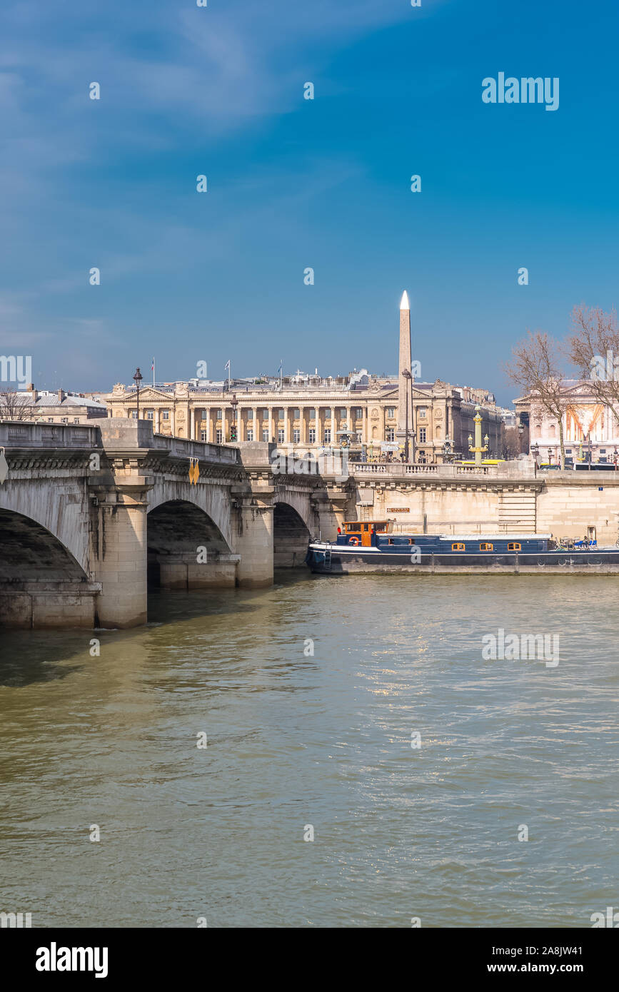 Paris, panorama sur la Seine, le jardin des Tuileries et la grande roue, quai des Tuileries Banque D'Images