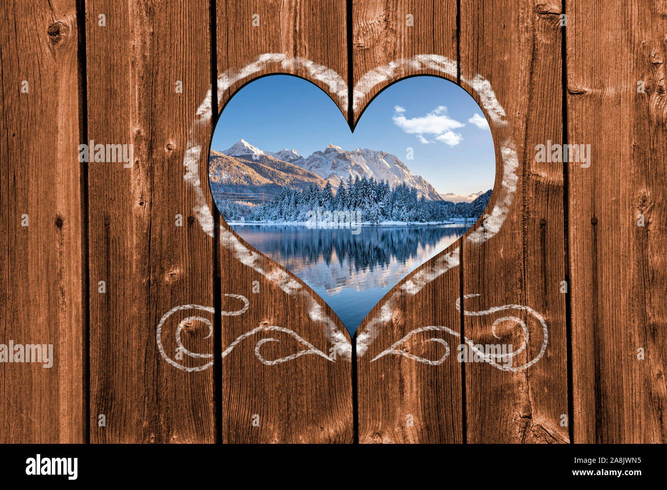 À l'intermédiaire d'un coeur en bois sculpté dans un mur de neige magnifique paysage couvert Banque D'Images