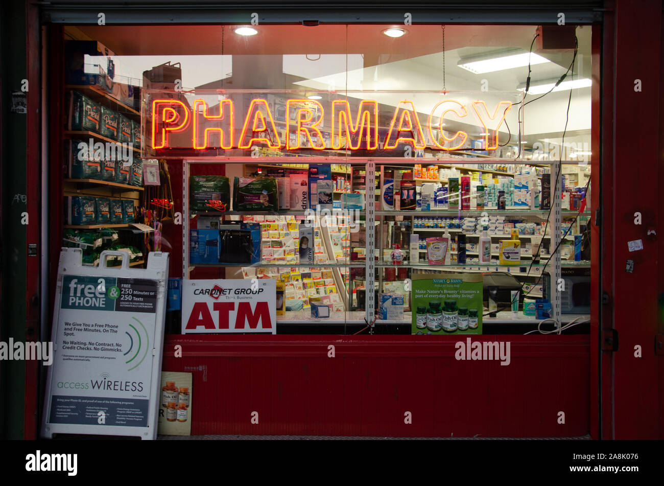 Une pharmacie fenêtre avec un neon sign in New York City Banque D'Images