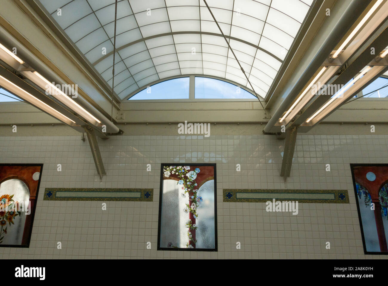 Villa de la station d'art mosaïque par Luisa Caldwell, E. 180 Street Subway Station, le Bronx, NYC Banque D'Images