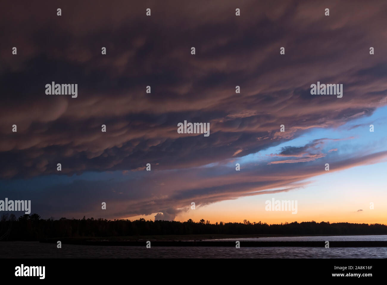 Orage, l'avancement de l'avant avec les nuages mammatus, Automne, lac Supérieur, aile gauche, WI, États-Unis d'Amérique, par Dominique Braud/Dembinsky Assoc Photo Banque D'Images