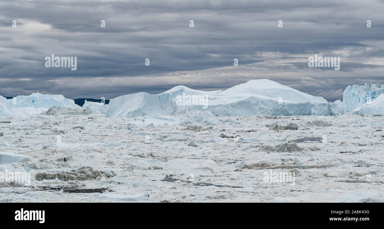 Drone aérien Iceberg image - icebergs géants dans la baie de Disko au Groenland Ilulissat en flottant à partir de la fonte des glaciers glacier Sermeq Kujalleq, Jakobhavns Glacier. Le réchauffement climatique, changement climatique Banque D'Images