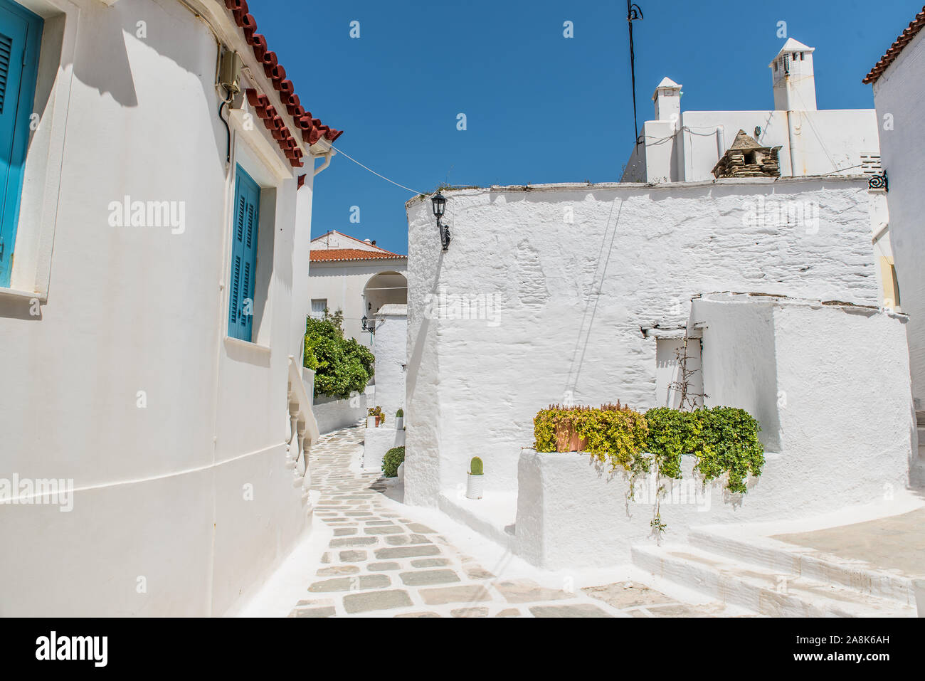 Ruelles traditionnelles à la Chora d'Andros sur une belle journée Banque D'Images