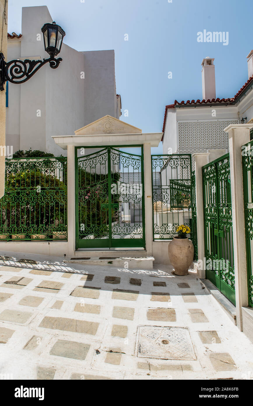 Ruelles traditionnelles à la Chora d'Andros sur une belle journée Banque D'Images