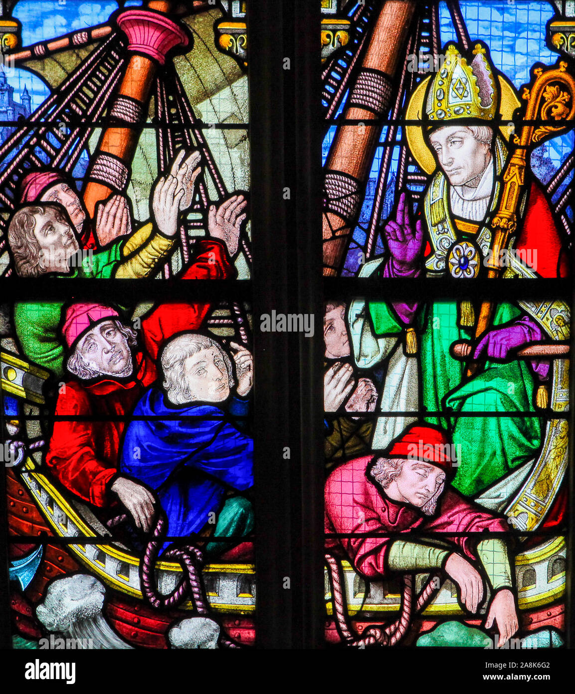 Vitrail représentant Saint James le Grand sur un bateau, dans l'église Saint-Jacques du Treport Banque D'Images