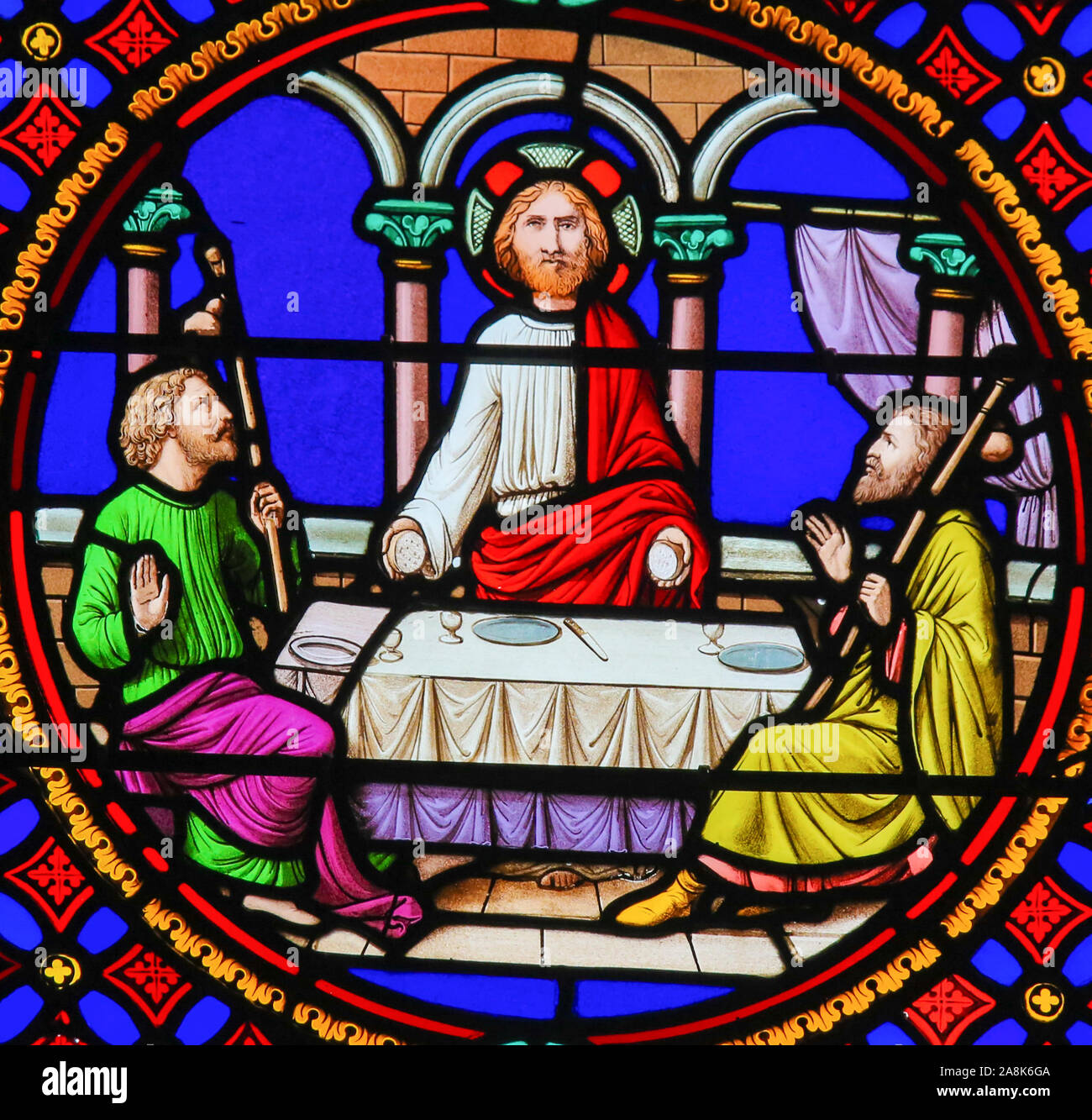Vitrail dans la chapelle de Notre-Dame-des-flots (1857) à Sainte Adresse, Le Havre, France, représentant la Cène à Emmaüs Banque D'Images
