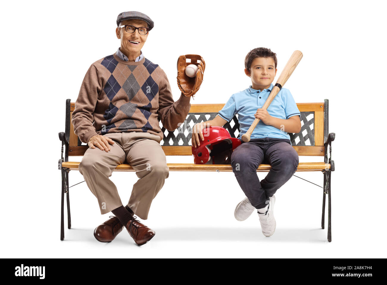 Garçon et un homme âgé assis sur un banc avec un équipement de base-ball isolé sur fond blanc Banque D'Images