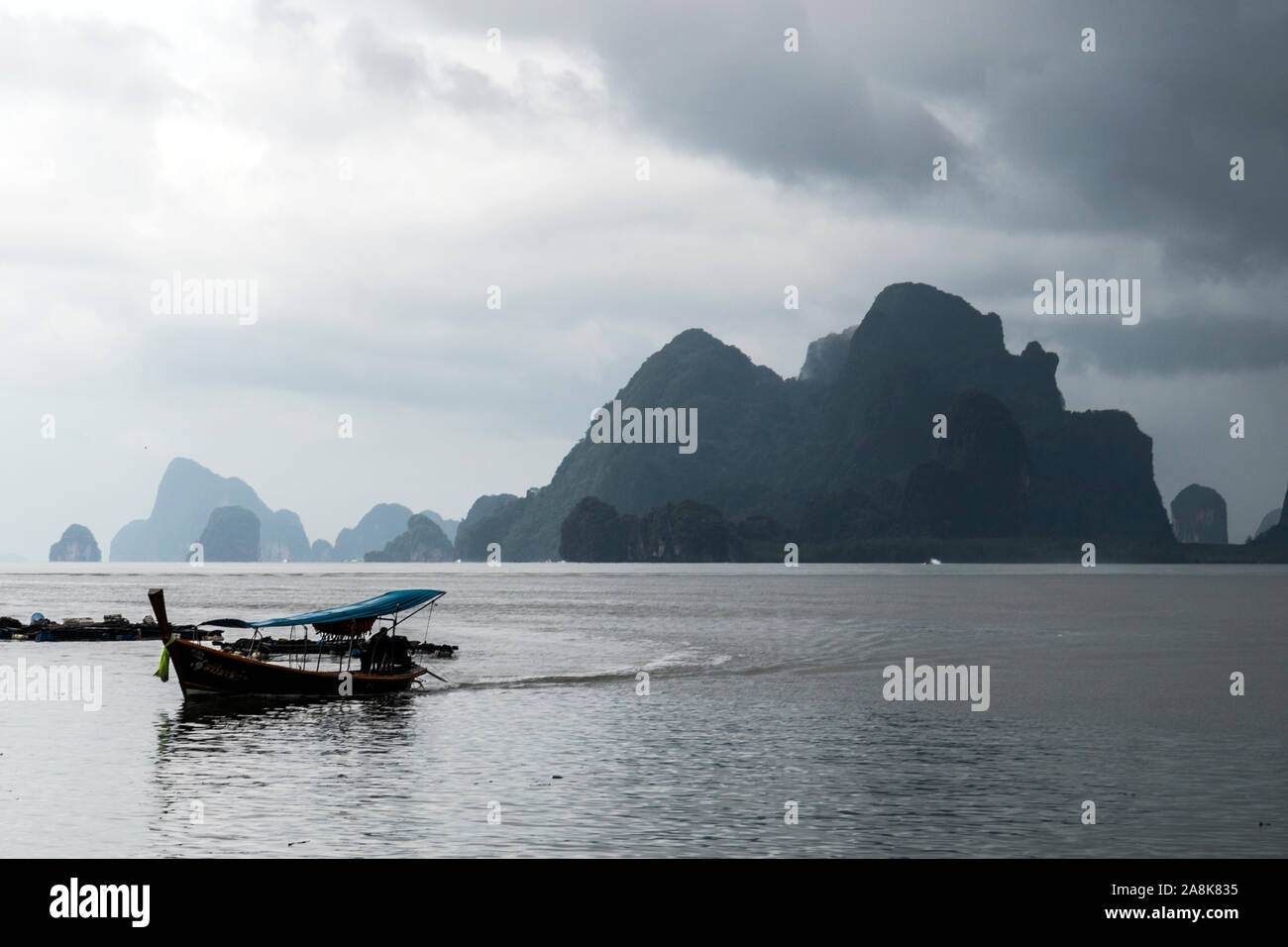 Un bateau de pêche sur les eaux de la ville flottante de Ko Panyi, près de Phuket, Thaïlande. Banque D'Images