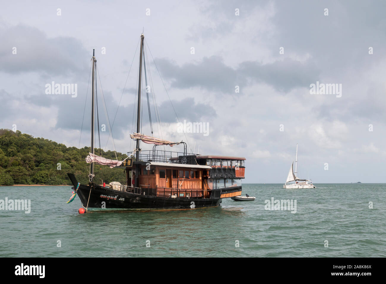 Un bateau de pêche sur les eaux de la ville flottante de Ko Panyi, près de Phuket, Thaïlande. Banque D'Images