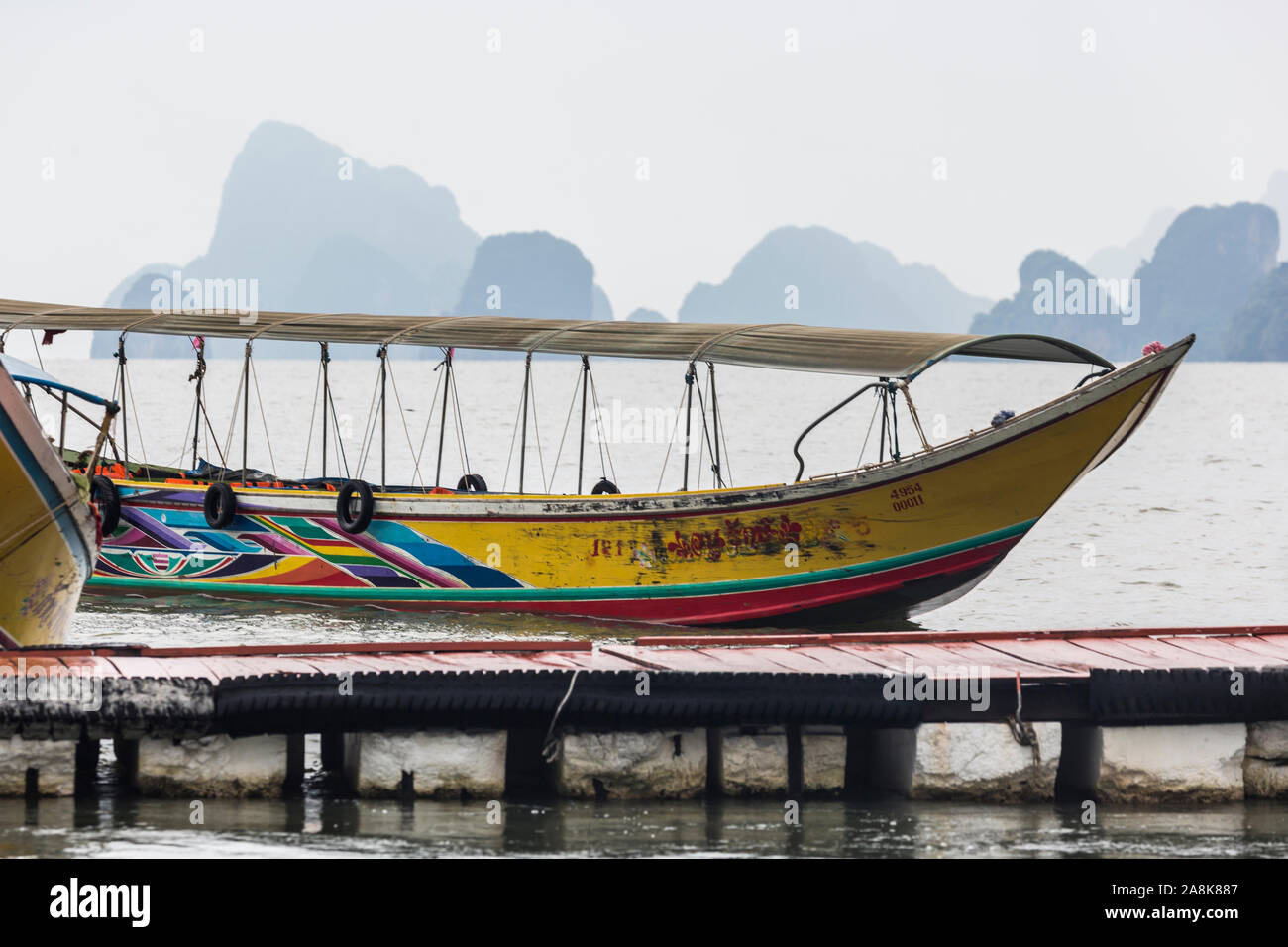 Un bateau de pêche sur les eaux de la ville flottante de Ko Panyi, près de Phuket, Thaïlande. Banque D'Images