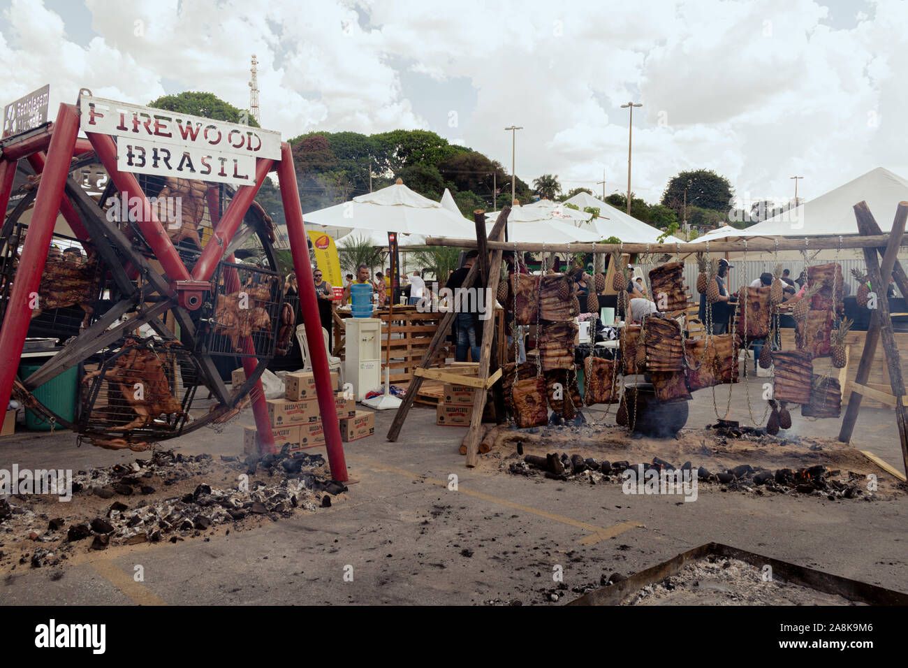 Beaucoup de corde avec de la viande, côtes, poulets, canards, et une ...
