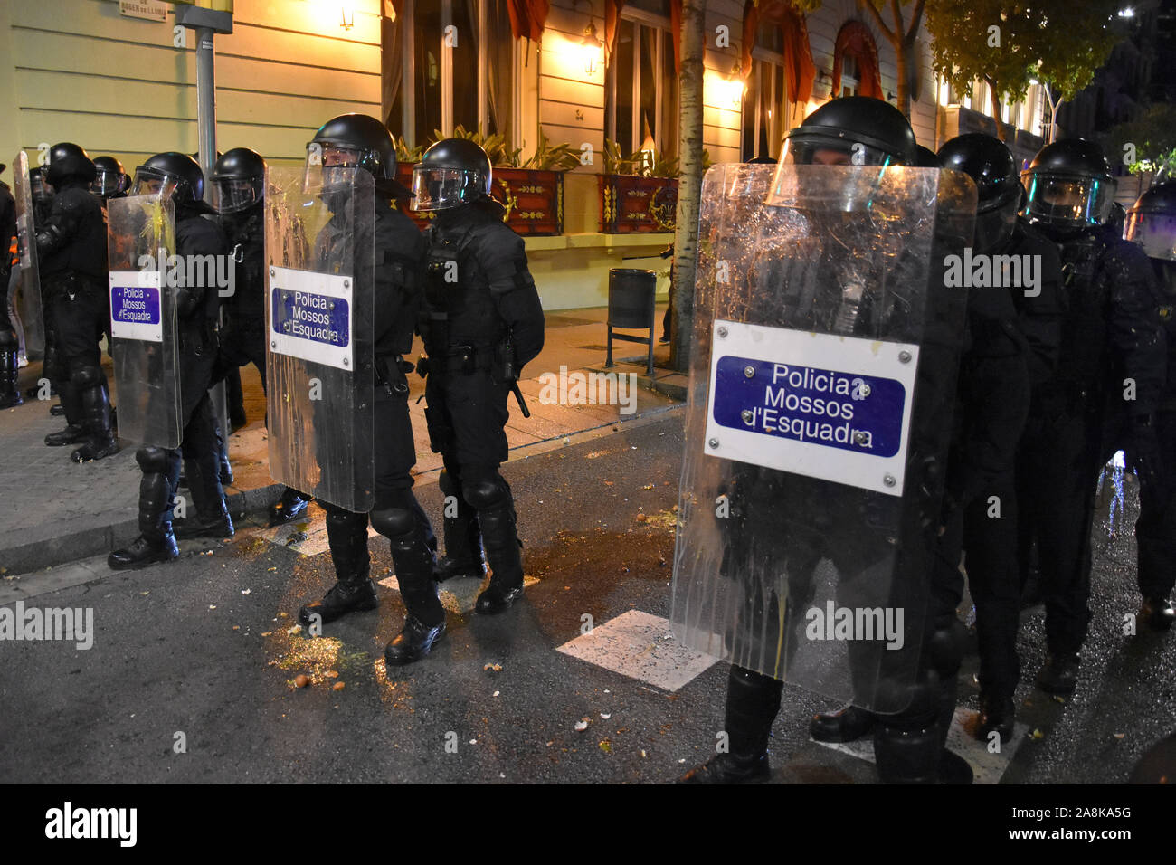 La police catalane montent la garde pendant la manifestation.Environ 500 personnes convoquées par les commissions de défense de la République (CDR) mars de réflexion pour les élections générales de la protestation du 1-O décision. Banque D'Images