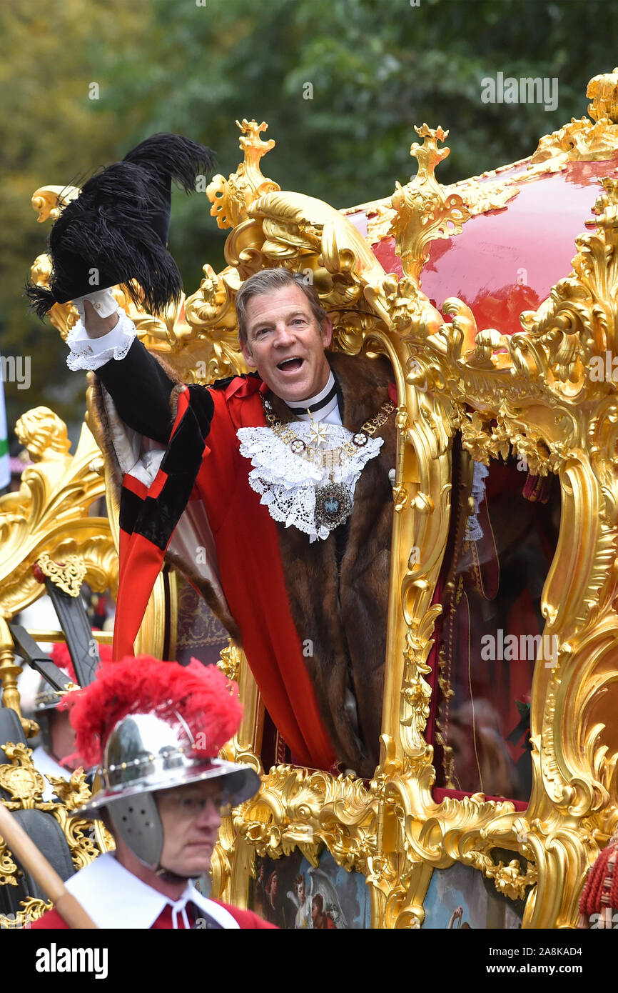 La 692ème Lord Maire de Londres, William Russell, de l'échevin Bread Street ward au cours de l'Éternel à Londres.la traditionnelle procession annuelle rassemble plus de 6 500 personnes, 120 chevaux et plus de 60 chars décorés dans un grand spectacle qui date du 13ème siècle. C'est à 3 miles de long et se rend d'hôtel particulier à la Royal Courts of Justice où le maire prête serment d'allégeance au souverain avant que le lord juge en chef. Banque D'Images