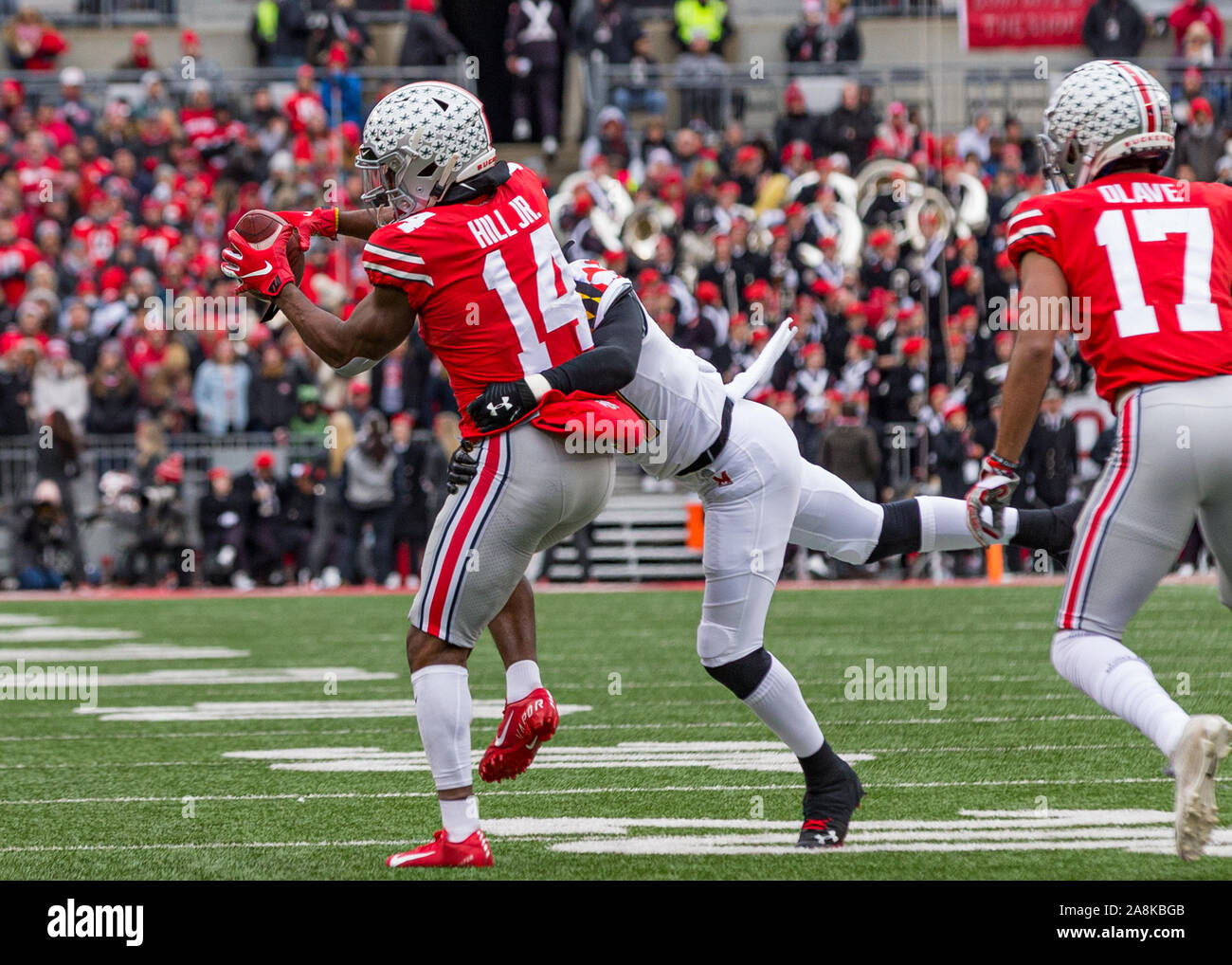 Columbus, Ohio, USA. Nov 9, 2019. Ohio State Buckeyes wide receiver K.J. Hill (14) capture un laissez-passer dans la première moitié du match entre les Maryland Terrapins et l'Ohio State Buckeyes à l'Ohio Stadium, Columbus, Ohio. Crédit : Scott Stuart/ZUMA/Alamy Fil Live News Banque D'Images