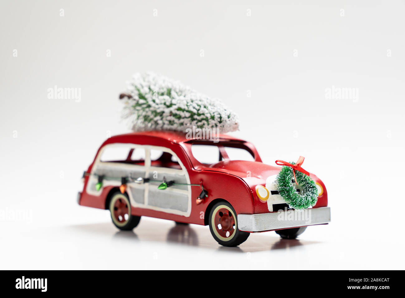 Little red vintage voiture transportant un arbre de Noël sur le dessus Banque D'Images