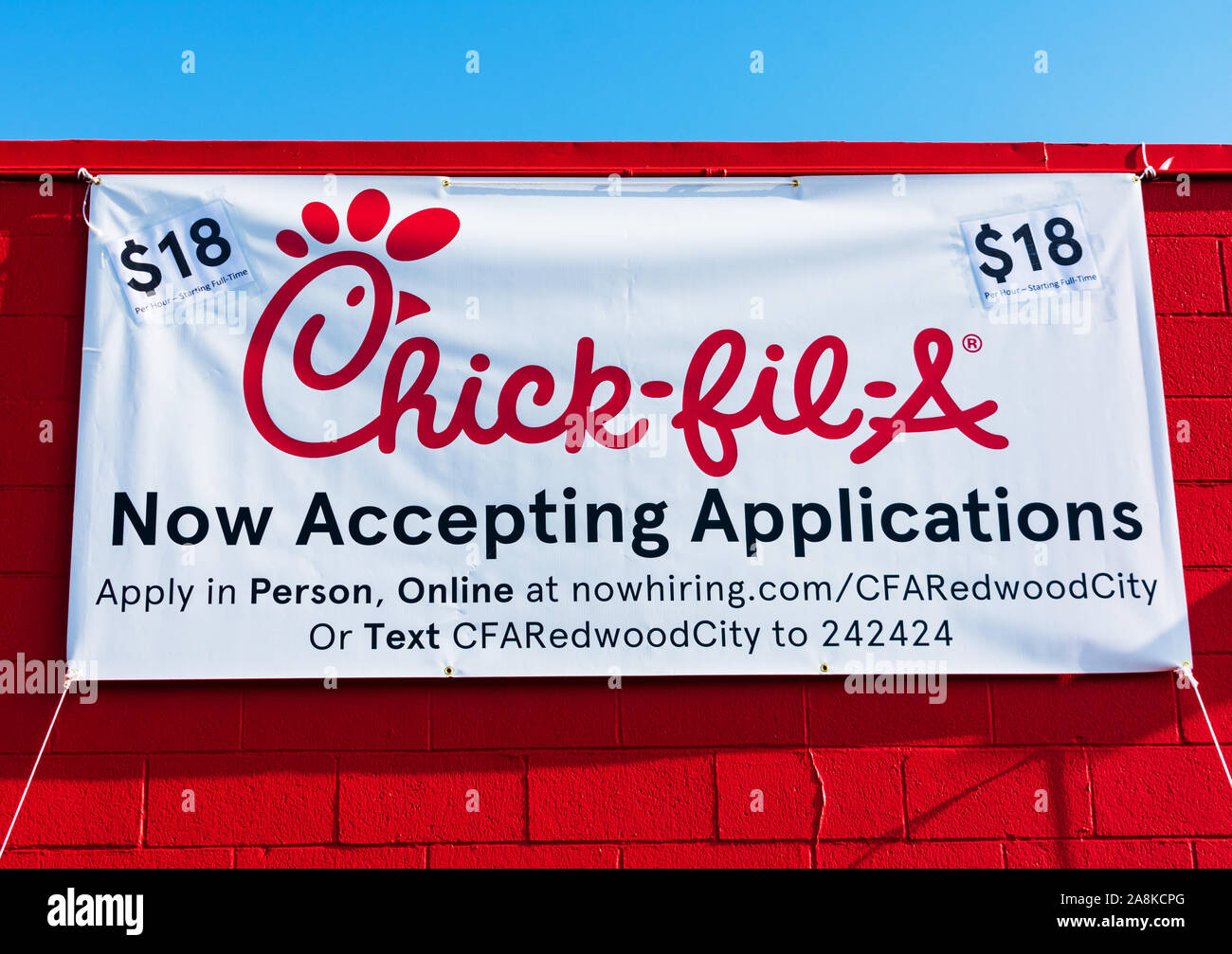 Chick-fil-A fast food restaurant publicité pour annoncer l'emploi Salaire horaire de 18 $ l'heure. En Californie, le salaire minimum est de $11 dollars par heure Banque D'Images