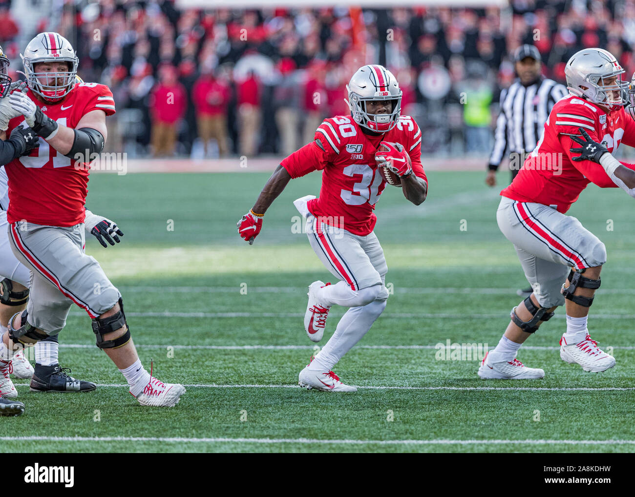 Columbus, Ohio, USA. Nov 9, 2019. Ohio State Buckeyes d'utiliser de nouveau Marchand McCall (30) porte le ballon dans la deuxième moitié du match entre les Maryland Terrapins et l'Ohio State Buckeyes à l'Ohio Stadium, Columbus, Ohio. Crédit : Scott Stuart/ZUMA/Alamy Fil Live News Banque D'Images