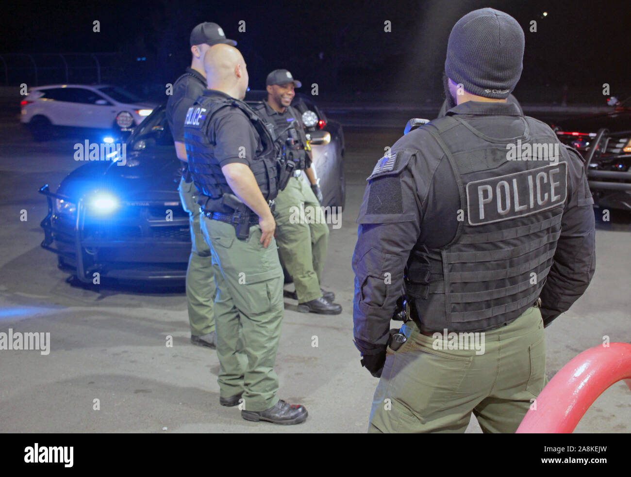 Les agents des Opérations spéciales de la police de Detroit se rassemblent à une station d'essence après avoir été appelé à une perturbation, Detroit, Michigan, USA Banque D'Images