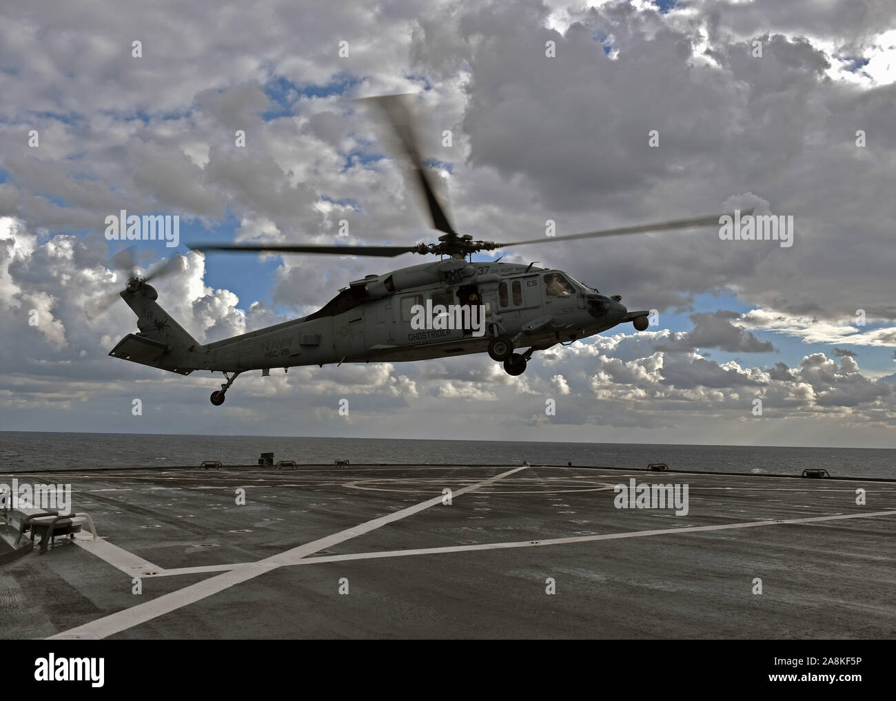 191108-N-comme la mer Tyrrhénienne200-0145 (nov. 8, 2019) Un hélicoptère MH-60 Sea Hawk, attaché à la "Dragon" les baleines de la mer de l'Escadron d'hélicoptères de combat (HSC) 28 Départ de l'Blue Ridge-class et de contrôle, le USS Mount Whitney (LCC 20) en traversant la mer Tyrrhénienne, le 8 novembre 2019. Mount Whitney est la sixième flotte américaine, homeported phare à Gaeta, Italie et fonctionne avec un équipage de marins américains de transport maritime militaire et civil service commande marins. (U.S. Photo par marine Spécialiste de la communication de masse de la classe de 3ème a appelé Verbis/libérés) Banque D'Images