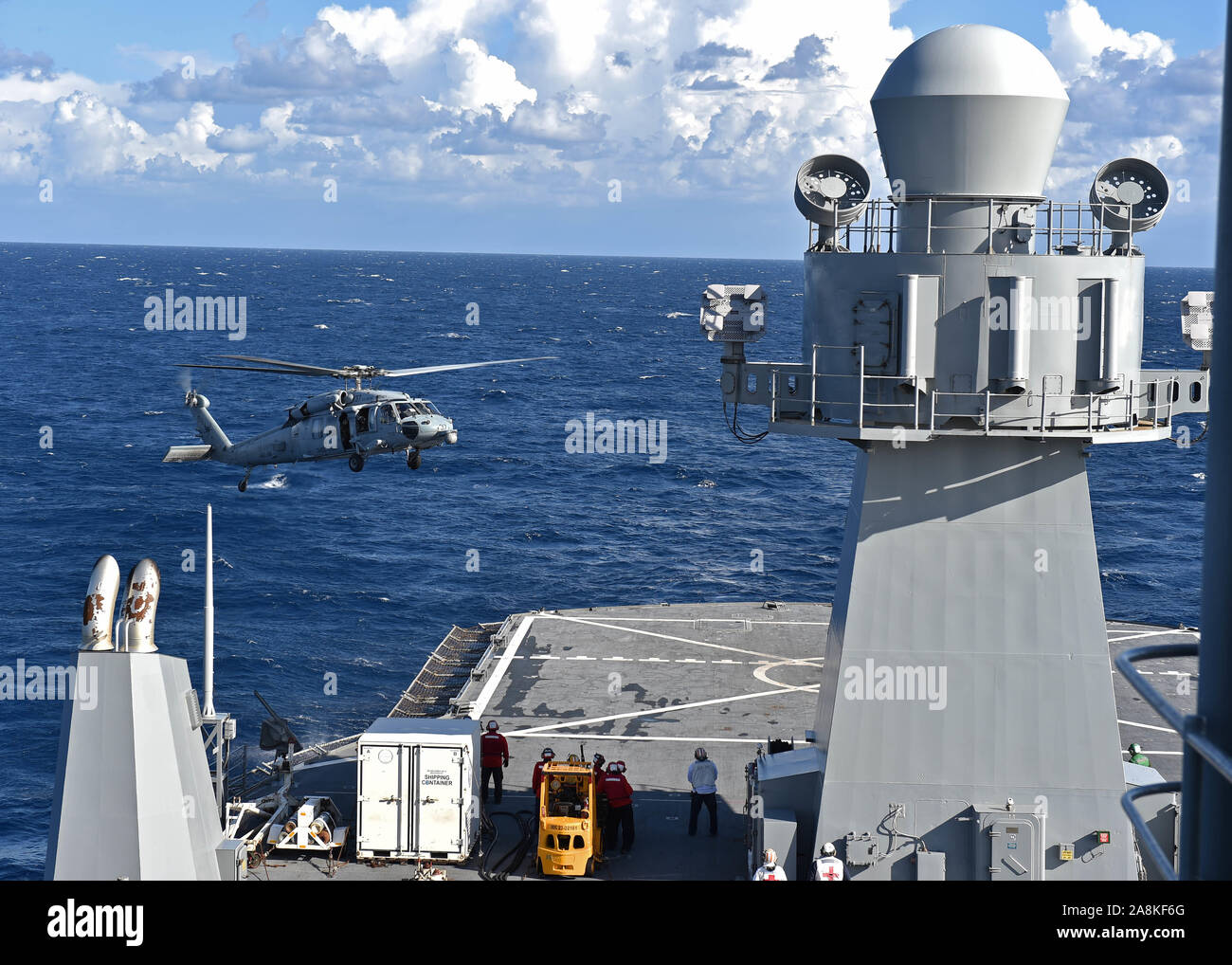 191108-N-comme la mer Tyrrhénienne200-0167 (nov. 8, 2019) Un hélicoptère MH-60 Sea Hawk, attaché à la "Dragon" les baleines de la mer de l'Escadron d'hélicoptères de combat (HSC) terres 28 sur le pont de vol Le Blue Ridge-class et de contrôle, le USS Mount Whitney (LCC 20) en traversant la mer Tyrrhénienne, le 8 novembre 2019. Mount Whitney est la sixième flotte américaine, homeported phare à Gaeta, Italie et fonctionne avec un équipage de marins américains de transport maritime militaire et civil service commande marins. (U.S. Photo par marine Spécialiste de la communication de masse de la classe de 3ème a appelé Verbis/libérés) Banque D'Images