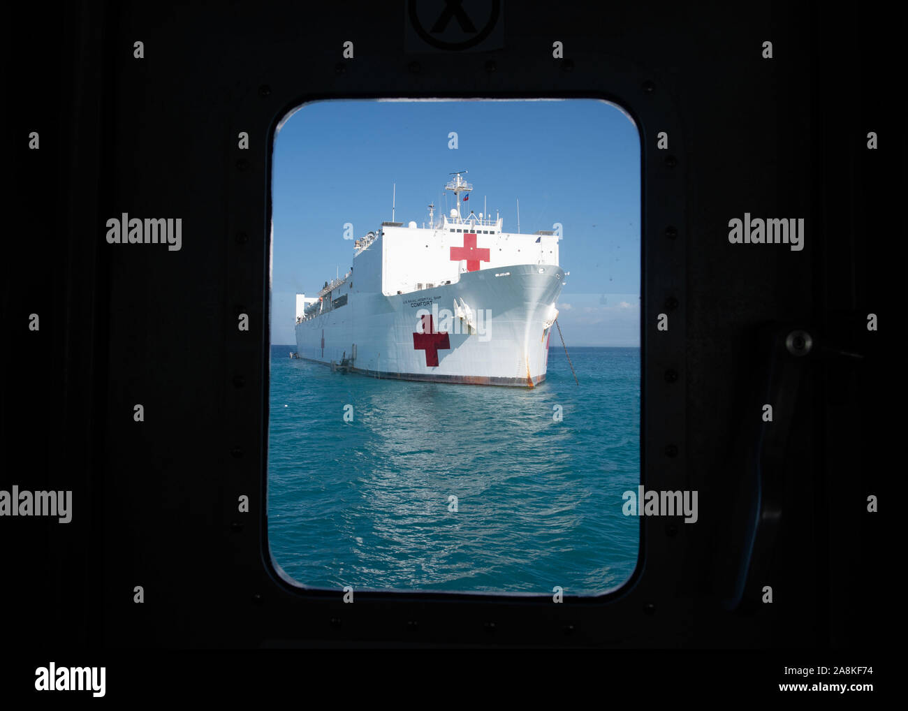 La United States Coast Guard Cutter Kathleen Moore (CPA 109) au-delà du navire-hôpital USNS Comfort (T-AH 20), dans les eaux Port-au-Prince, Haïti, 8 novembre 2019. Le confort est de travailler avec les partenaires gouvernementaux et de la santé en Amérique centrale, Amérique du Sud, et les Caraïbes pour fournir des soins à bord du navire et à un site de traitement médical temporaire, aide à relâcher la pression sur les systèmes médicaux, y compris ceux qui sont accablés par une augmentation des migrants transfrontaliers. (U.S. Photo par marine Spécialiste de la communication de masse 3 Classe Danny Ray Nuñez Jr.) Banque D'Images