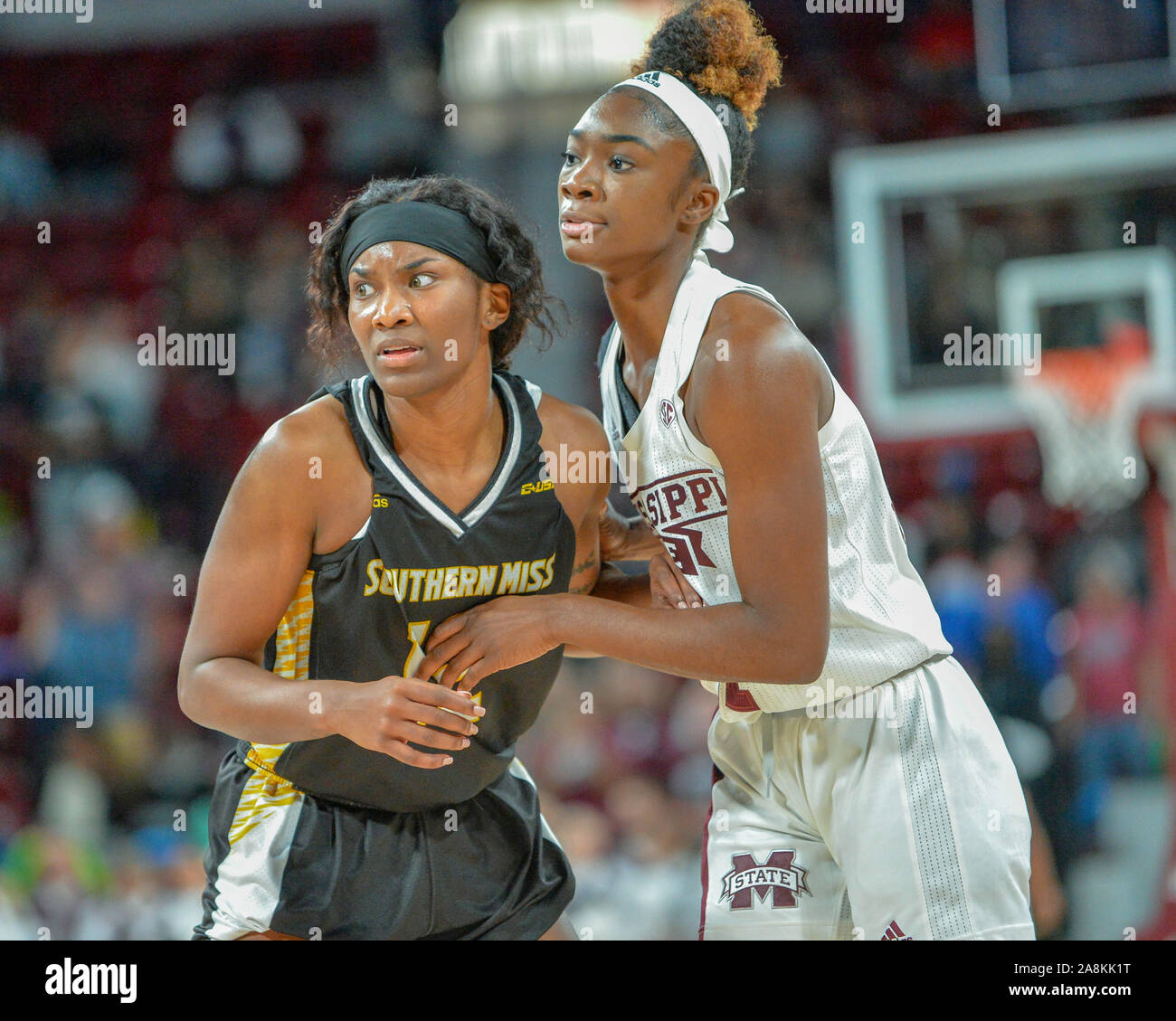 Starkville, MS, États-Unis d'Amérique. 09Th Nov, 2019. Southern Mississippi guard, Imani Carter (12), et la garde de l'État du Mississippi, Xaria Wiggins (11), travaillent pour la position au cours de la Basket-ball match entre l'Université de Southern Mississippi l'Aigle royal et le Mississippi State Bulldogs à Humphrey Coliseum de STARKVILLE, MS. Kevin Langley/Sports médias du Sud/CSM/Alamy Live News Banque D'Images