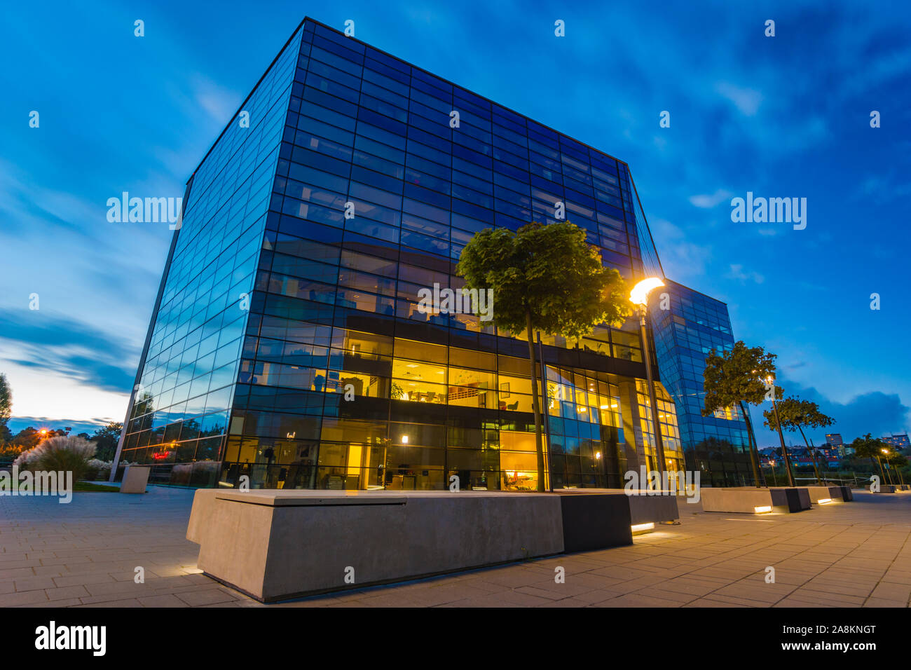 Szczecin, Poland-September 2017 : Construction d'un immeuble de bureaux de verre et de métal au coucher du soleil, ciel reflétant de murs de verre Banque D'Images