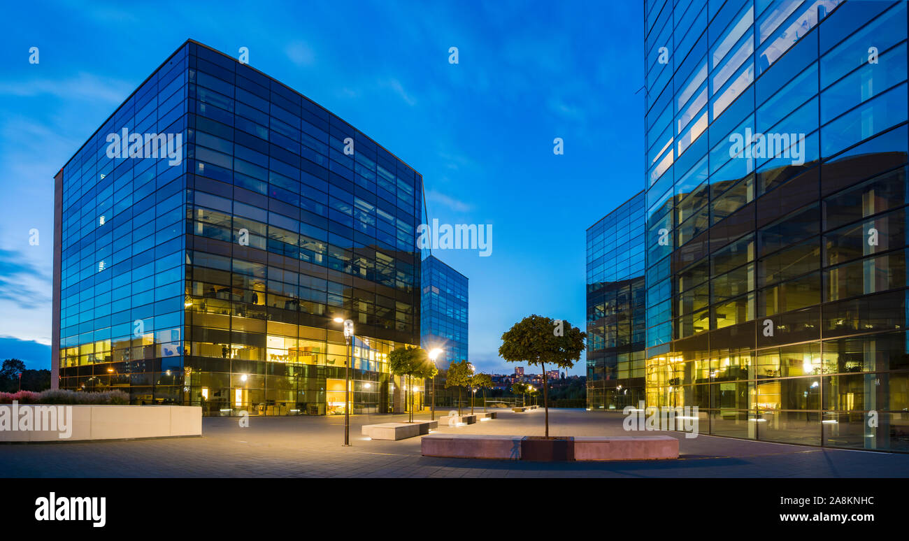 Szczecin, Poland-September 2017 : Construction d'un immeuble de bureaux de verre et de métal au coucher du soleil, ciel reflétant de murs de verre Banque D'Images