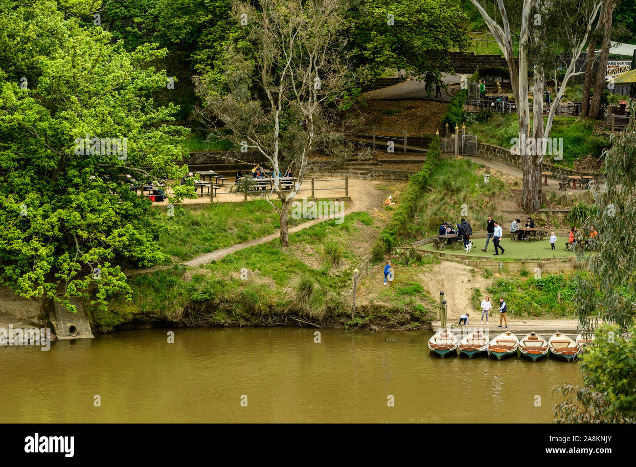 Les familles bénéficiant de la rivière Yarra Park un dimanche après-midi Banque D'Images