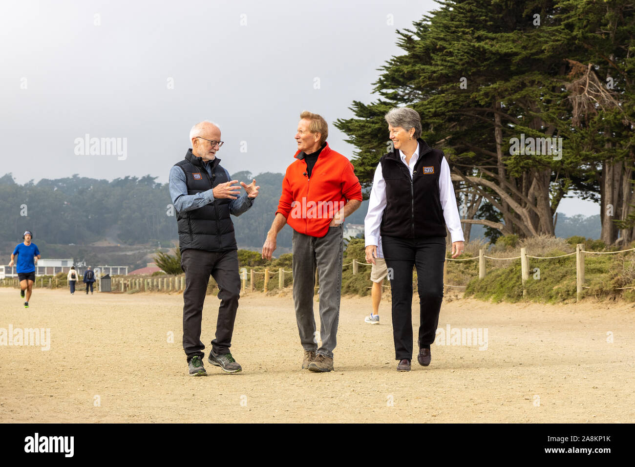 Novembre 6th, 2019. Journaliste de télévision, Doug McConnell (centre) interviews Greg Moore (à gauche) et Christine Lehnertz (à droite) pour l'émission 'Bay Banque D'Images