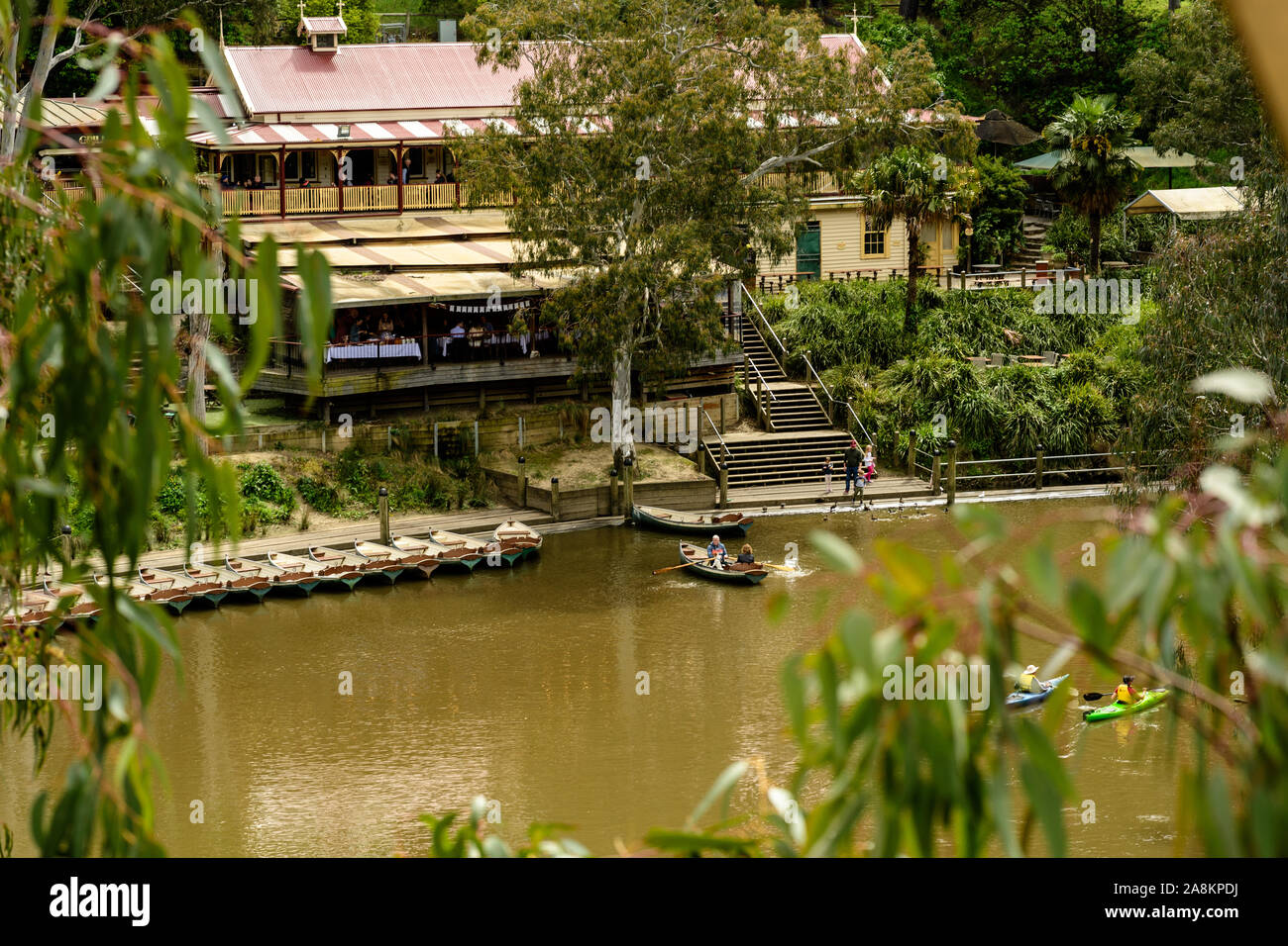 La Yarra Park Boathouse historique avec café et des barques sur un dimanche après-midi ensoleillé Banque D'Images